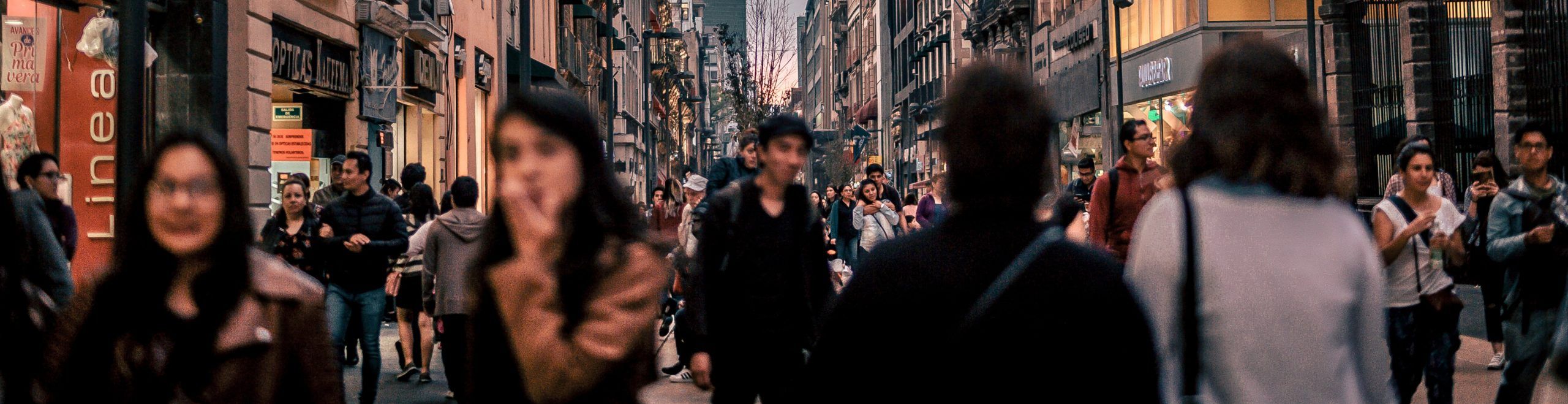 personas caminando en la ciudad