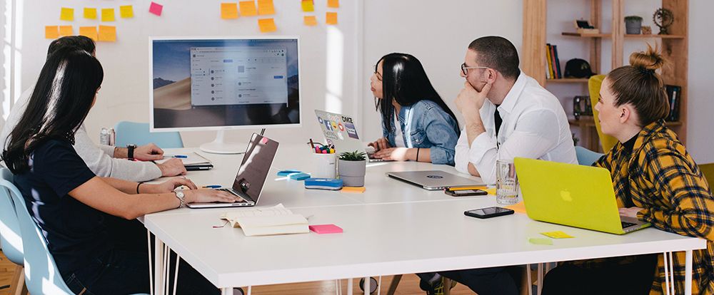 equipo de trabajo en una reunión en la oficina
