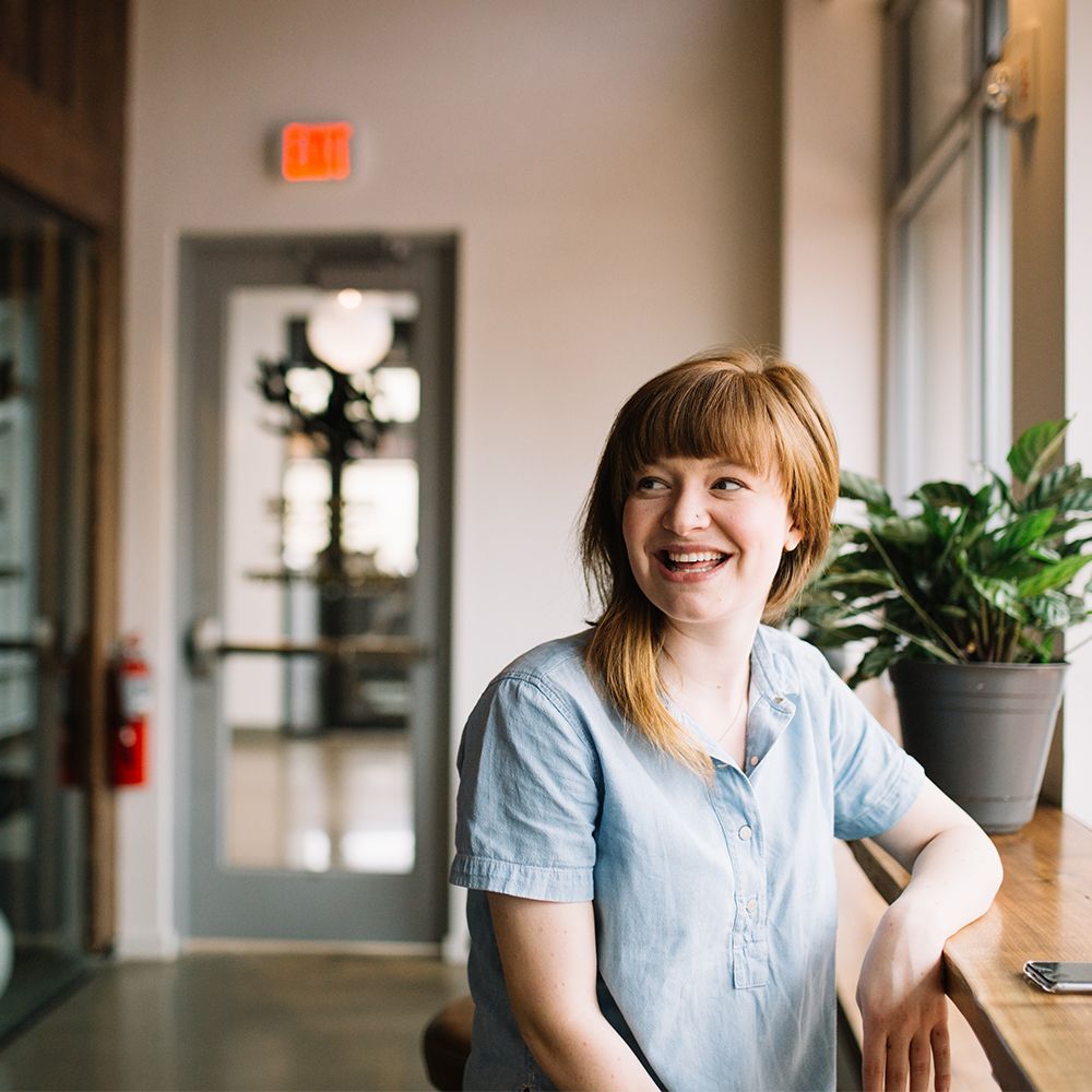 mujer oficina sonriendo